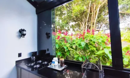 Casa em condomínio com 03 quartos e piscina para locação anual
