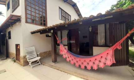 vende casa em condomínio a 400m da praia de Geribá, com 03 suítes e área privativa com churrasqueira