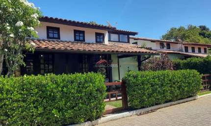 Vende casa em condomínio a 300m da praia de Manguinhos, com 04 suítes e quintal privativo com deck e pergolado