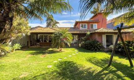 Casa em Manguinhos com 4 suítes dentro de condomínio com infra completa