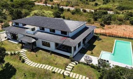 Casa com 10 suítes e piscina com terreno de 3.200m² em Búzios