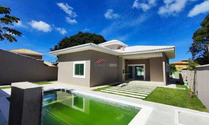 Casa à venda com 03 suítes e piscina em condomínio em Búzios
