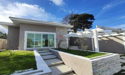 Casa à venda com 03 suítes e piscina em condomínio em búzios