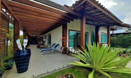 Ótimo imóvel para aluguel, com 03 suítes, lindo espaço gourmet e amplo quintal gramado em Manguinhos, dentro de condomínio