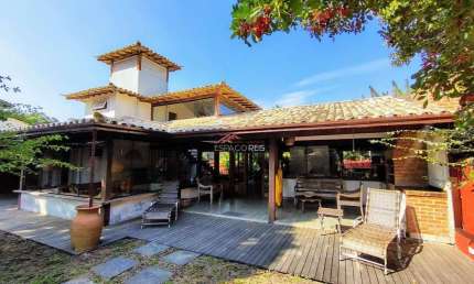 Casa à venda com 03 suítes a poucos passos da praia de Manguinhos