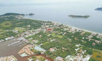 Terreno com 586 m² à beira do canal na Marina Búzios