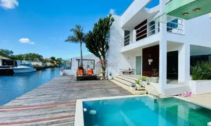 Casa 3 quartos na beira do canal da marina,em búzios !