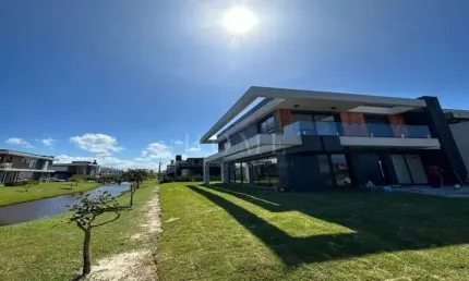 CASA EM CONDOMÍNIO, COM 4 SUÍTES, MOBILIADA E DECORADA!