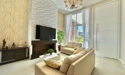 CASA EM CONDOMINIO FECHADO COM 4 SUITES BEM LOCALIZADO!