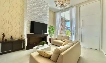 CASA EM CONDOMINIO FECHADO COM 4 SUITES BEM LOCALIZADO!