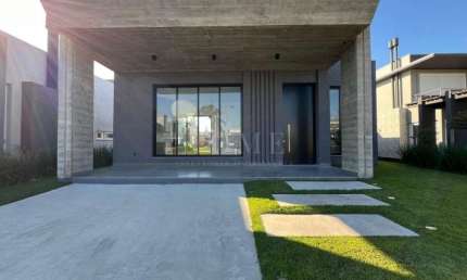 EXCLUSIVA CASA MODERNA À VENDA EM CONDOMÍNIO FECHADO!