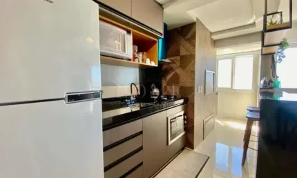 APARTAMENTO COM 2 SUÍTES, MOBILIADO, COM GARAGEM BEM LOCALIZADA!