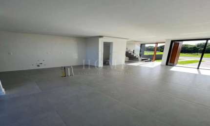 CASA GEMINADA COM 3 DORMITORIOS, 3 SUITES, BEM LOCALIZADA!