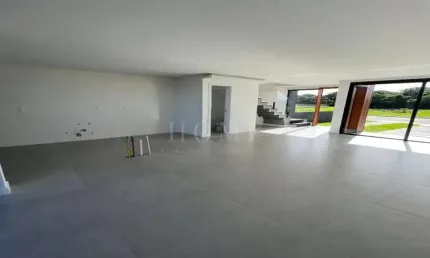 CASA GEMINADA COM 3 DORMITORIOS, 3 SUITES, BEM LOCALIZADA!