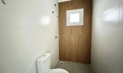 CASA COM 2 DORMITÓRIOS, SENDO 1 SUITE,  BEM LOCALIZADO!