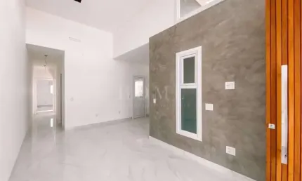 CASA GEMINADA COM 2 DORMITORIOS, SENDO 1 SUITE BEM LOCALIZADA!