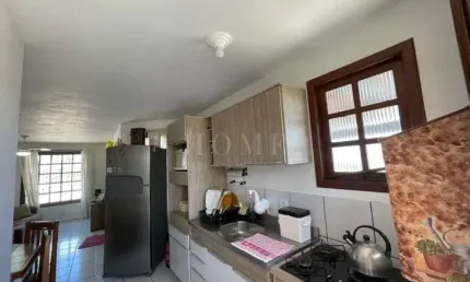CASA COM 3 DORMITORIOS, SENDO 1 SUITE BEM LOCALIZADA!