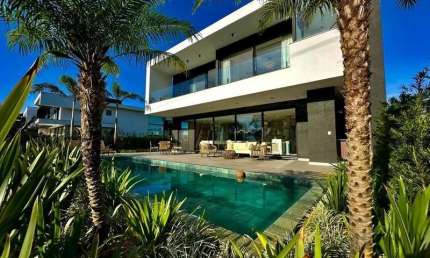 CASA CONDOMÍNIO VELAS DA MARINA TOTALMENTE MOBILIADO E FINAMENTE DECORADO