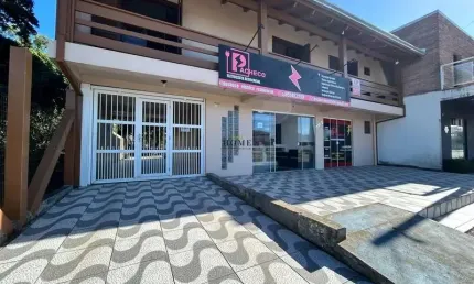 Prédio comercial com salas comerciais e residência na parte superior