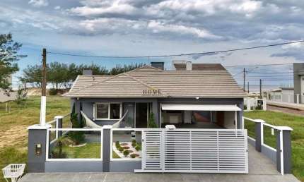 MARAVILHOSA CASA EM ATLÂNTIDA SUL – APENAS 50 METROS DA BEIRA MAR