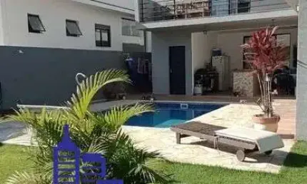 LINDA CASA DE 3 SUITES/4 VAGAS/ PISCINA E ÁREA GOURMET À VENDA EM CONDOMÍNIO EM ATIBAIA