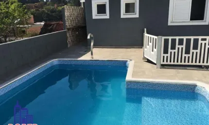 LINDO SOBRADO DE 170 M²/ 3 SUITES/ÁREA GOURMET/PISCINA/3 VAGAS À VENDA EM ARUJÁ.