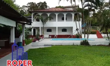 LINDA CHÁCARA DE 2.200 METROS COM ESCRITURA, ACEITA FINANCIAMENTO À VENDA NO CENTRO DE ARUJÁ.