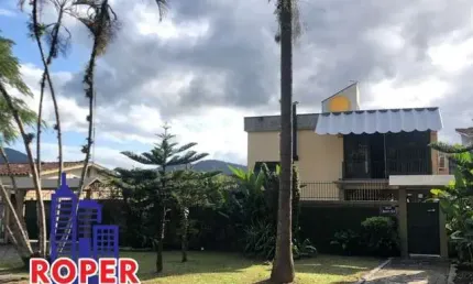 LINDA CASA DE ALTO PADRÃO COM 480 M² ÁREA CONSTRUÍDA À VENDA NO CENTRO DE UBATUBA.