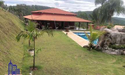 LINDA CHÁCARA COM 2.500 M²/CASA SEDE/PISCINA/ÁREA GOURMET À VENDA EM CONDOMÍNIO FECHADO EM GUARAREMA