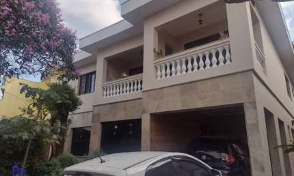 EXCELENTE CASA COM 241 M² COM TERRENO DE 14,40 X 25 COM 4 DORMITÓRIOS/7 VAGAS/PISCINA À VENDA/LOCAÇÃO NO JARDIM AVEILINO, SÃO PAULO