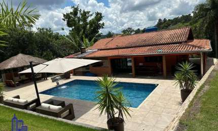 LINDA CHÁCARA COM 2.500 M²/CASA SEDE /PISCINA/ÁREA GOURMET COM ESCRITURA À VENDA EM SÃO ROQUE