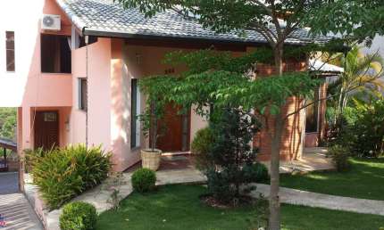 Linda Casa em Condomínio Fechado de Alto Padrão com 4 Dormitórios/4 Vagas à Venda em Arujá, São Paulo.