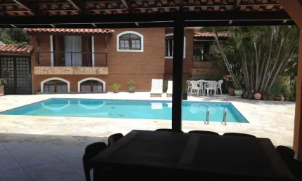 Linda casa com piscina à venda/locação na serra da contareira no condomínio reserva das hortencias.