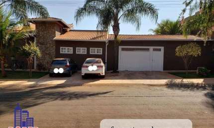 LINDA CASA COM 3 DORMITÓRIOS/6 VAGAS/ VARANDA GOURMET E EDICULA À VENDA NO CONDOMÍNIO FECHADO HARAS EM JARDINOPOLIS.