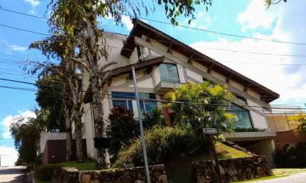 CASA DE ALTO PADRÃO COM 400 M²/3 SUITES/ PISCINA/ ÁREA GOURMET À VENDA EM CONDOMÍNIO FECHADO NO ARUJÁZINHO IV
