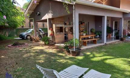 LINDA CASA TÉRREA COM 3 SUITES/ ÁREA GOURMET/4 VAGAS À VENDA NO CONDOMINIO PARQUE DAS GRAÇAS I EM ATIBAIA