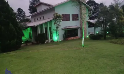 CASA DE ALTO PADRÃO COM 4 DORMITÓRIOS/4 VAGAS/ESPAÇO GOURMET/PISCINA À VENDA/LOCAÇÃO EM CONDOMÍNIO FECHADO NO RESIDENCIAL 10 EM SANTANA DO PARNAIBA