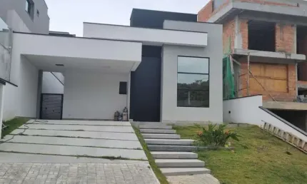 LINDA CASA TÉRREA DE ALTO PADRÃO COM 3 SUITES/4 VAGAS/ESPAÇO GOURMET E PISCINA À VENDA NO CONDOMINIO ARUÃ BRISAS, MOGI DAS CRUZES