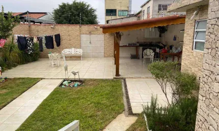 CASA 350M²/5 DORMS/4 VAGAS/ÁREA GOURMET P/ ALUGAR/VENDA NO JD INDEPENDÊNCIA