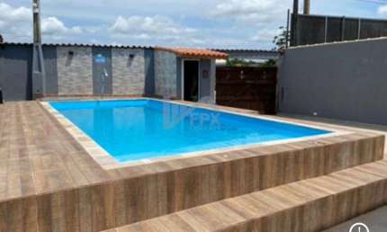 Casa com piscina, 2 quartos e área gourmet com churrasqueira em Itanhaém.