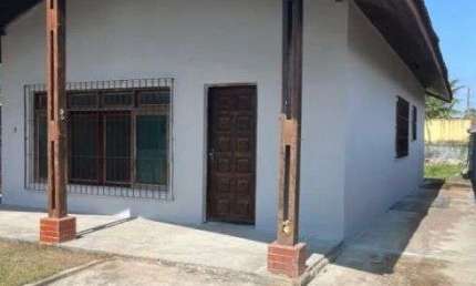 Casa com 2 quartos e espaço para piscina em Itanhaém.