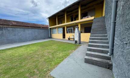Casa com 4 quartos, churrasqueira e espaço para piscina em Itanhaém.