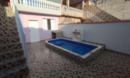 Casa à 70m do mar com piscina e 4 quartos em Mongaguá.