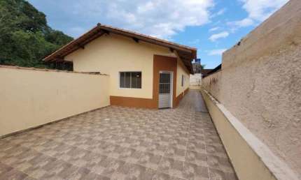 Casa com espaço para piscina e 2 quartos em Itanhaém.
