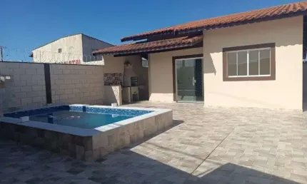 Casa com piscina, 2 quartos e churrasqueira em Itanhaém.