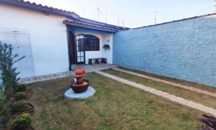 Casa com 2 quartos, churrasqueira, jardim e espaço para piscina em Itanhaém.