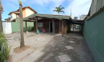 Casa com piscina e 3 quartos à 174m do mar em Itanhaém.