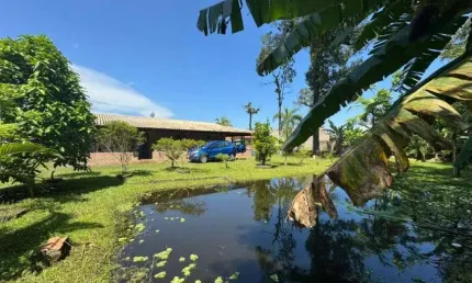 Chácara com 3 quartos, lago e área gourmet com churrasqueira em Peruíbe.