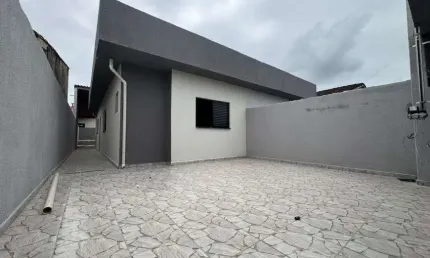 Casa com 2 quartos, piscina e churrasqueira em Itanhaém.