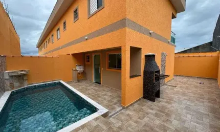 Casa com 2 quartos, piscina e área gourmet com churrasqueira em Itanhaém.